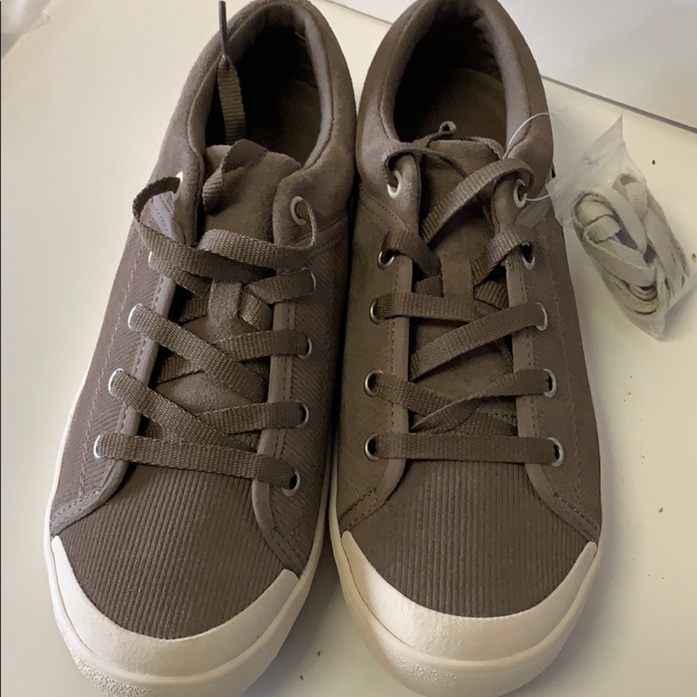 NIB Teva women’s freewheel corduroy walnut shoes